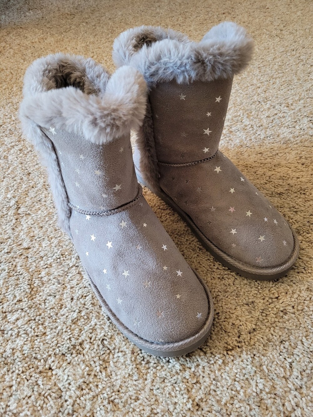Like New Olivia Miller Soft Gray Faux Fur Slipper Boots Silver Star Accents